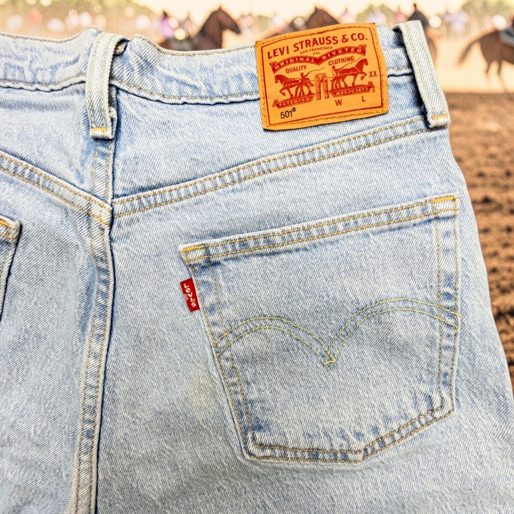 Levis 501 Original Fit Jeans Light Wash Blue Denim Button Fly Straight Leg Mens